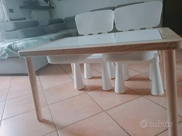 tavolino con due sedie