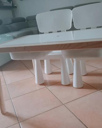 tavolino con due sedie