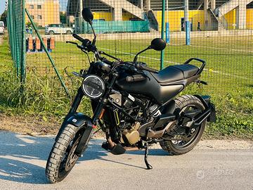 Husqvarna svartpilen 125 moto 2023
