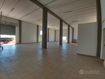 Capannone al primo piano con rampa e 2 p. auto