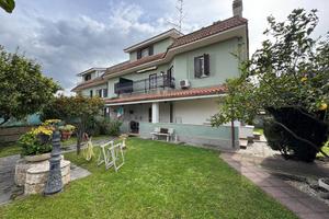 Villa di 350 m² con più di 5 locali a Roma