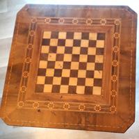 Antico tavolo IXX del secolo intarsiato in varie e