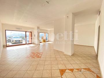 Luminoso e ampio commerciale loc. Basa