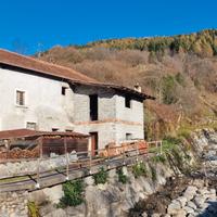 RUSTICO DA RISTRUTTURARE CON 2000 mq. DI TERRENO