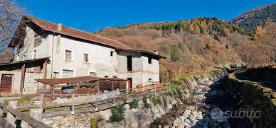 RUSTICO DA RISTRUTTURARE CON 2000 mq. DI TERRENO