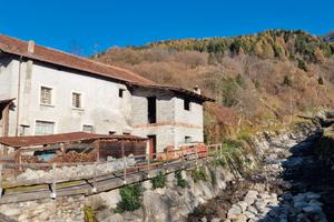 RUSTICO DA RISTRUTTURARE CON 2000 mq. DI TERRENO