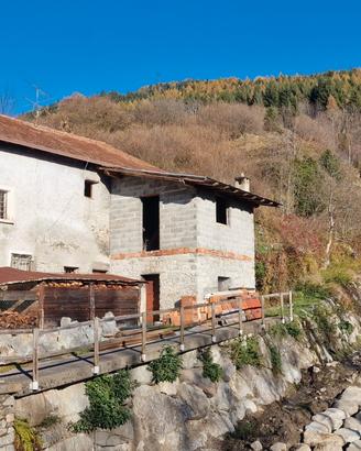RUSTICO DA RISTRUTTURARE CON 2000 mq. DI TERRENO