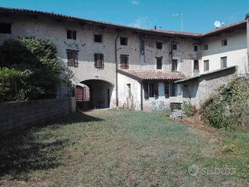 Ampia cubatura con terreno a Basiliano