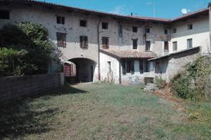 Ampia cubatura con terreno a Basiliano