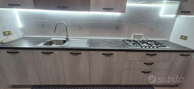 Cucina con lavastoviglie forno e microonde
