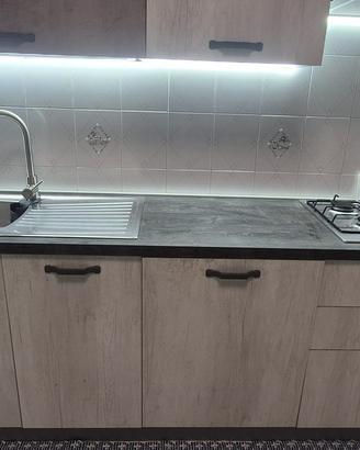 Cucina con lavastoviglie forno e microonde