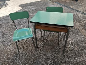 Banchetto scuola e due sedie