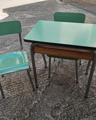 Banchetto scuola e due sedie