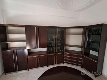 Parete attrezzata soggiorno + tavolo – legno scuro
