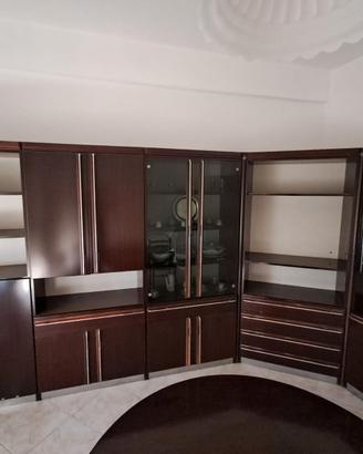 Parete attrezzata soggiorno + tavolo – legno scuro
