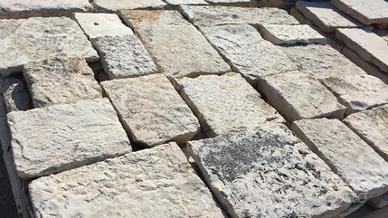 Basoli di pietra (antico stile)