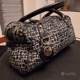 Borsa nera con scritte