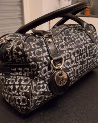 Borsa nera con scritte
