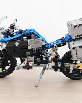 LEGO Technic 42063 BMW R1200 GS Adventure completo