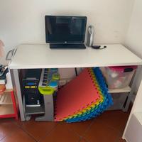 Scrivania e libreria in buono stato