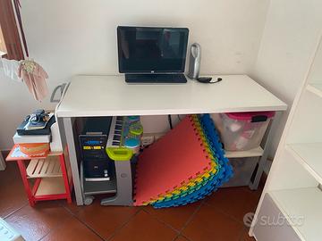 Scrivania e libreria in buono stato