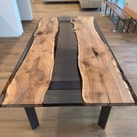 Tavolo in legno e resina
