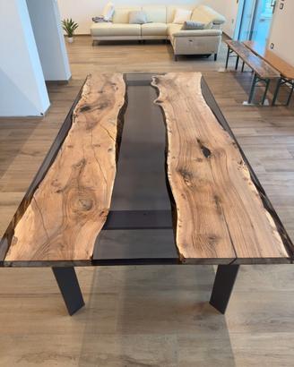 Tavolo in legno e resina