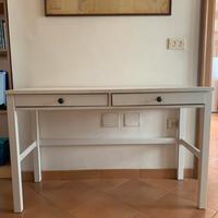 Scrivania bianca Hemnes IKEA in legno