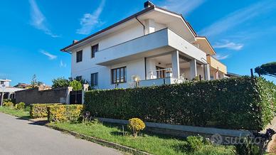 Villa  bifamigliare  indipendente 