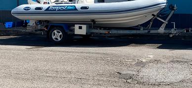 Carrello per imbarcazioni accessoriato