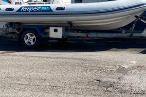 Carrello per imbarcazioni accessoriato