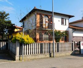 VILLA LIBERA su TRE LATI con CORTILE/GIARDINO di P