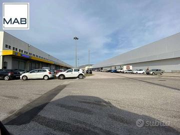 Immobile di 3000 m² con 2 locali e posto auto a No