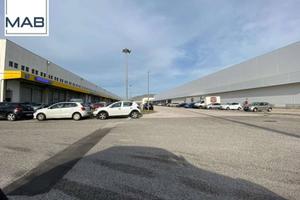 Immobile di 3000 m² con 2 locali e posto auto a No