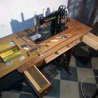 Macchina da cucire necchi con mobile