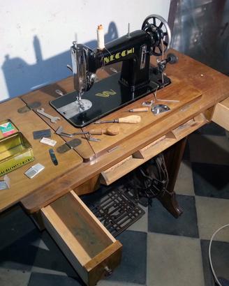 Macchina da cucire necchi con mobile