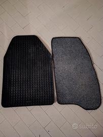 Due tappetini auto lato passeggero