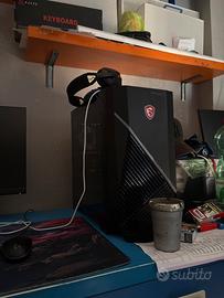 Computer piu monitor e mouse e tastiera , tappeti