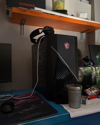 Computer piu monitor e mouse e tastiera , tappeti