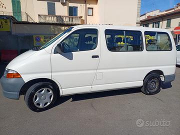 Toyota Hiace 9 posti