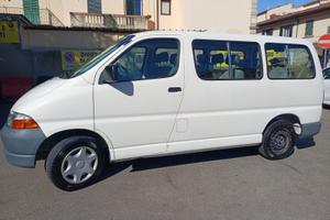 Toyota Hiace 9 posti