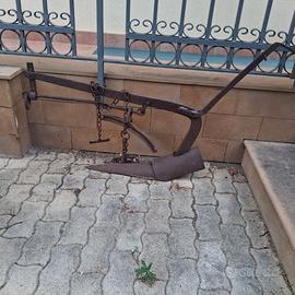 vecchio aratro in ferro