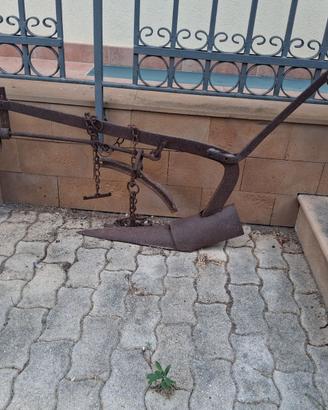 vecchio aratro in ferro