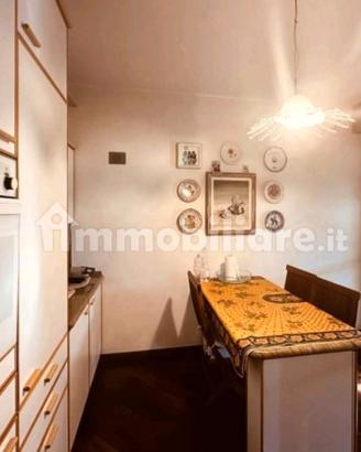 cucina, armadio 6 ante e divano letto