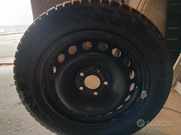 Pneumatici da neve con cerchi 