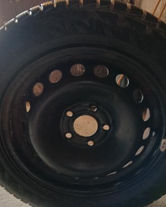 Pneumatici da neve con cerchi 