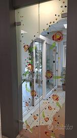 Porta in vetro temperato a due ante con disegni