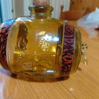 bottiglia di vetro ambrato a forma di botte