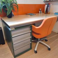 Scrivania con cassettiera incorporata