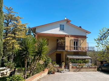 Casa su tre piani abitabile in collina Montecosaro